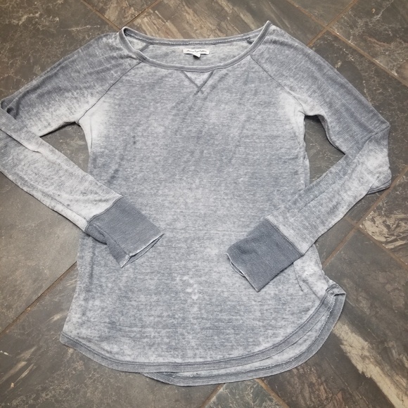 American Eagle Outfitters Tops - American eagle distressed long sleeve.